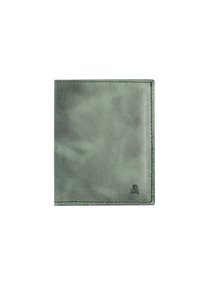 Cartera de cuero verde con textura suave y bordes cosidos. Cuenta con un pequeño logo en la esquina inferior. Diseño compacto y rectangular.