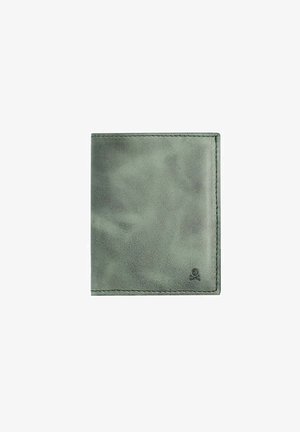 Cartera de cuero verde con textura suave y bordes cosidos. Cuenta con un pequeño logo en la esquina inferior. Diseño compacto y rectangular.