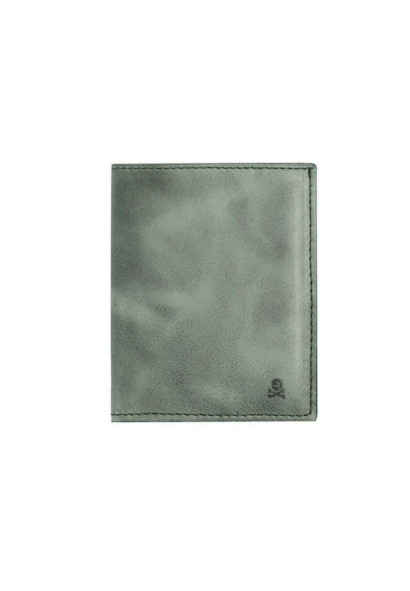 Cartera de cuero verde con textura suave y bordes cosidos. Cuenta con un pequeño logo en la esquina inferior. Diseño compacto y rectangular.