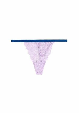 Vaalea violetti pitsi-thong, jossa on kukkakuosi ja tumma sininen elastinen vyötärö, kolmion muotoinen ja läpinäkyvä rakenne.