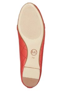 Semelle de chaussure plate en cuir rouge avec un motif matelassé, dotée d'une adhérence en caoutchouc et d'un logo en relief. Taille indiquée comme 7M.