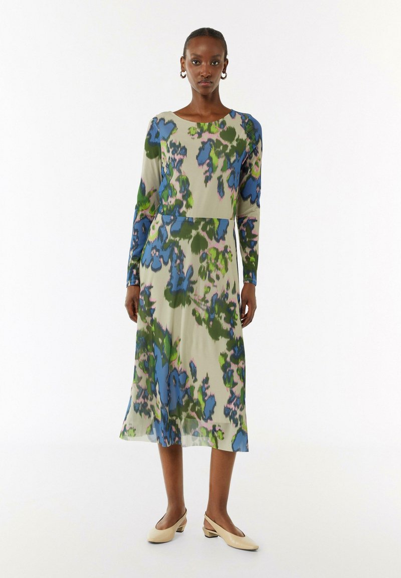 Langärmliges Kleid mit einem floralen Muster in Blau, Grün und Pink auf einem hellen Hintergrund, mit einem fließenden Design und einem runden Ausschnitt.