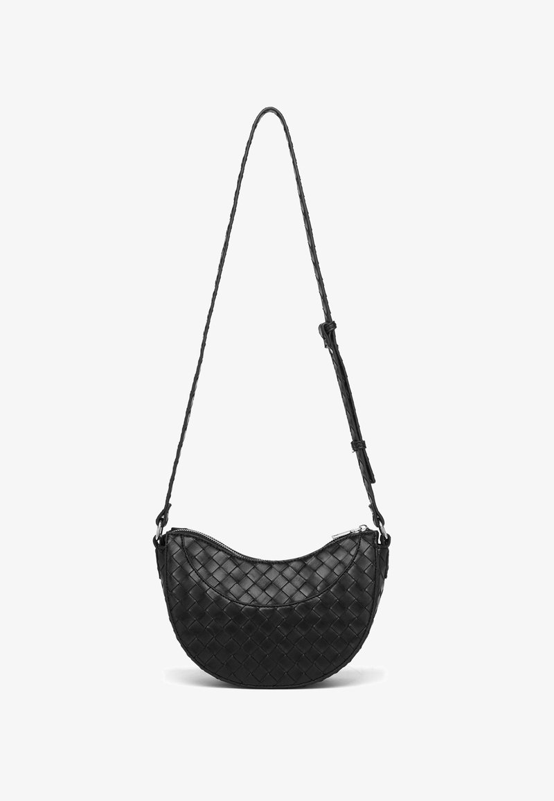 Geantă de umăr din piele țesută neagră, cu un design în formă de semilună, dotată cu închidere cu fermoar și curea ajustabilă. Textură netedă cu o strălucire subtilă.
