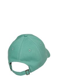 Turkooise honkbalpet met een gebogen klep, stoftextuur, gestikte accenten en een verstelbare band aan de achterkant. Voorzien van zes ventilatiegaten.