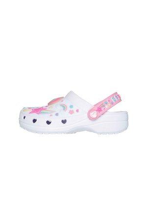 Weißer Clog mit rosa verstellbarem Riemen, verziert mit bunten Sternen, Herzen und Regenbogendesigns, mit herzförmigen Belüftungslöchern.