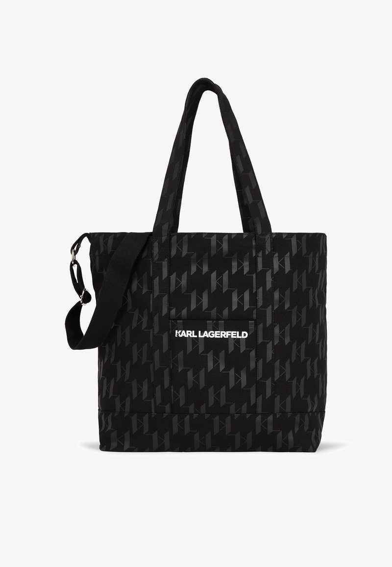 Sacola preta com um padrão geométrico em diferentes tons de preto. Inclui alças duplas e uma alça de ombro removível. Logótipo de Karl Lagerfeld em exibição.