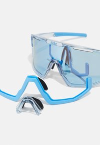 Ochelari de soare sport albastri cu ramă transparentă și lentile cu gradient, având un suport pentru nas detașabil și accente din cauciuc negru.