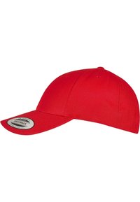 Rød snapback-cap med krummet skygge, tekstureret stof og et cirkulært mærke med logo og branddetaljer.