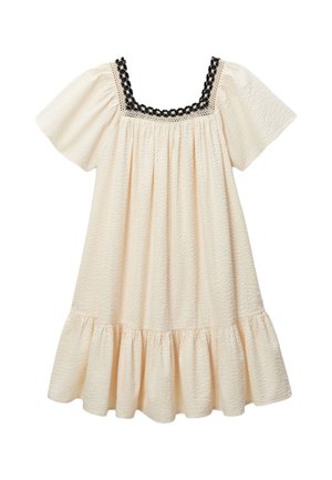 Robe crème à manches courtes en tissu texturé, jupe froncée et encolure carrée bordée de dentelle au crochet noire et beige.