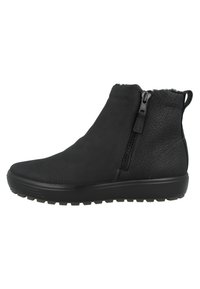 Stivali alla caviglia neri in pelle tessurizzata con chiusura a cerniera laterale, suola in gomma e rivestimento morbido nella parte superiore per un maggiore comfort.