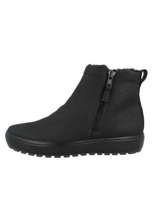Botas negras hasta el tobillo hechas de cuero texturizado, con cierre de cremallera lateral, suela de goma y forro suave en la parte superior para mayor comodidad.