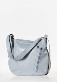 Lichtblauw leren schoudertas met een enkele strap, ritszakdetail en een zachte textuur. Gebogen vorm voor een ontspannen ontwerp.