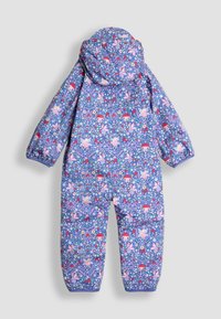 Bunter Kinder-Schne overall mit lila Blumenmuster, das Einhörner und Pilze zeigt. Er hat eine Kapuze, lange Ärmel und elastische Bündchen.