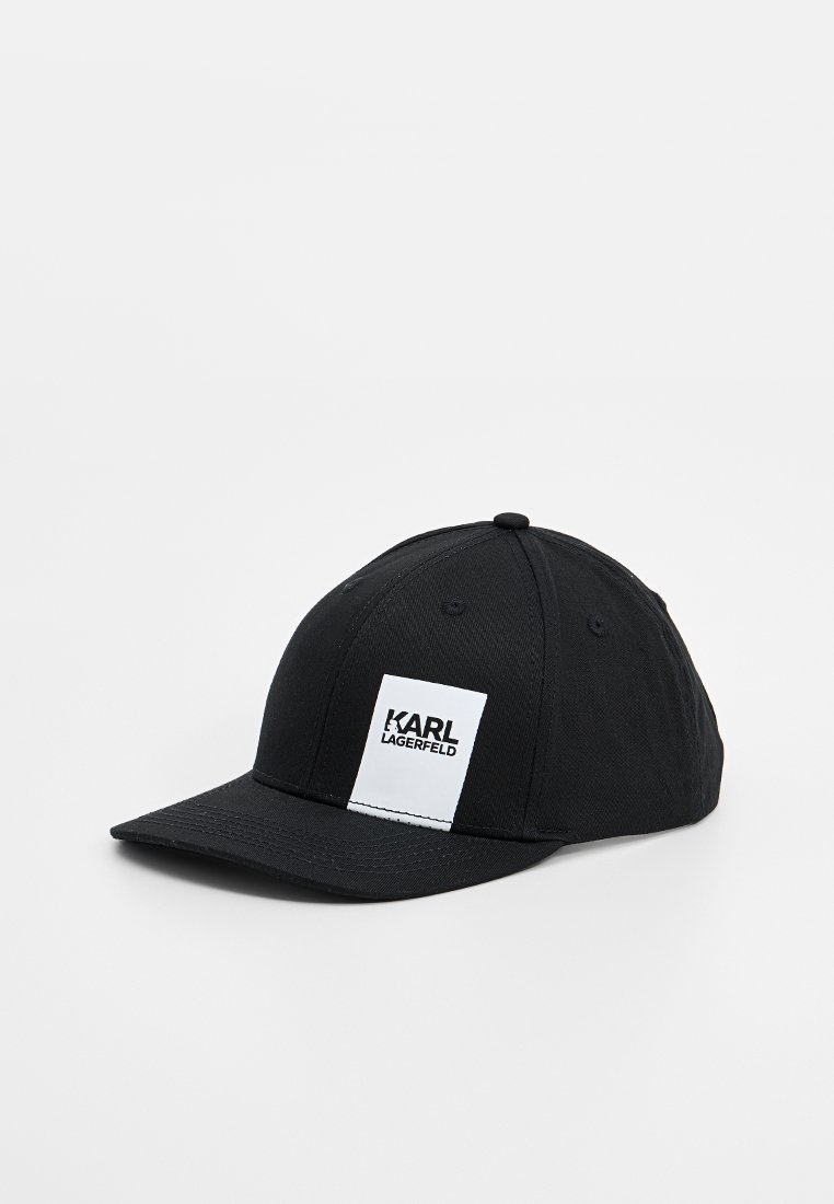 Zwarte baseballpet met gebogen rand en een witte rechthoekige logo patch met de tekst "KARL LAGERFELD" op het voorkantpaneel.