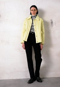Holzweiler SPRING JACKET - Casaco de penas - light yellow