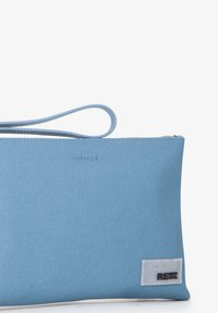 Cartera de muñeca texturizada en azul claro con asa en bucle, cremallera en la parte superior y parche "RE NEW VITA" en la esquina inferior derecha.