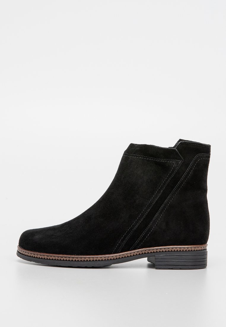 Schwarze Wildleder-Ankle Boots mit glatter Oberfläche, einer geschwungenen oberen Kante, kontrastierenden Nähten und einem niedrigen Blockabsatz mit strukturiertem Sohlen.