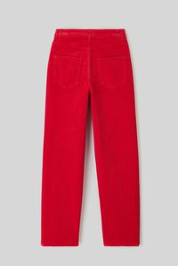 Pantalon en velours côtelé rouge avec jambes droites, passants de ceinture visibles et deux poches arrière, présenté à plat sur un fond gris.