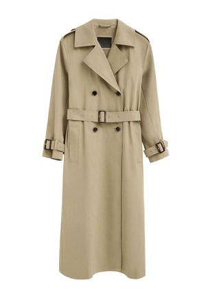 Gabardina beige de doble botonadura con solapas anchas, cinturón en la cintura y puños, bolsillos frontales y hombreras en los hombros.