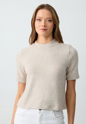 Beige trui met korte mouwen, gemaakt van een zachte, gestructureerde stof. Bevat een ronde halslijn en een losse pasvorm, geschikt voor casual kleding.