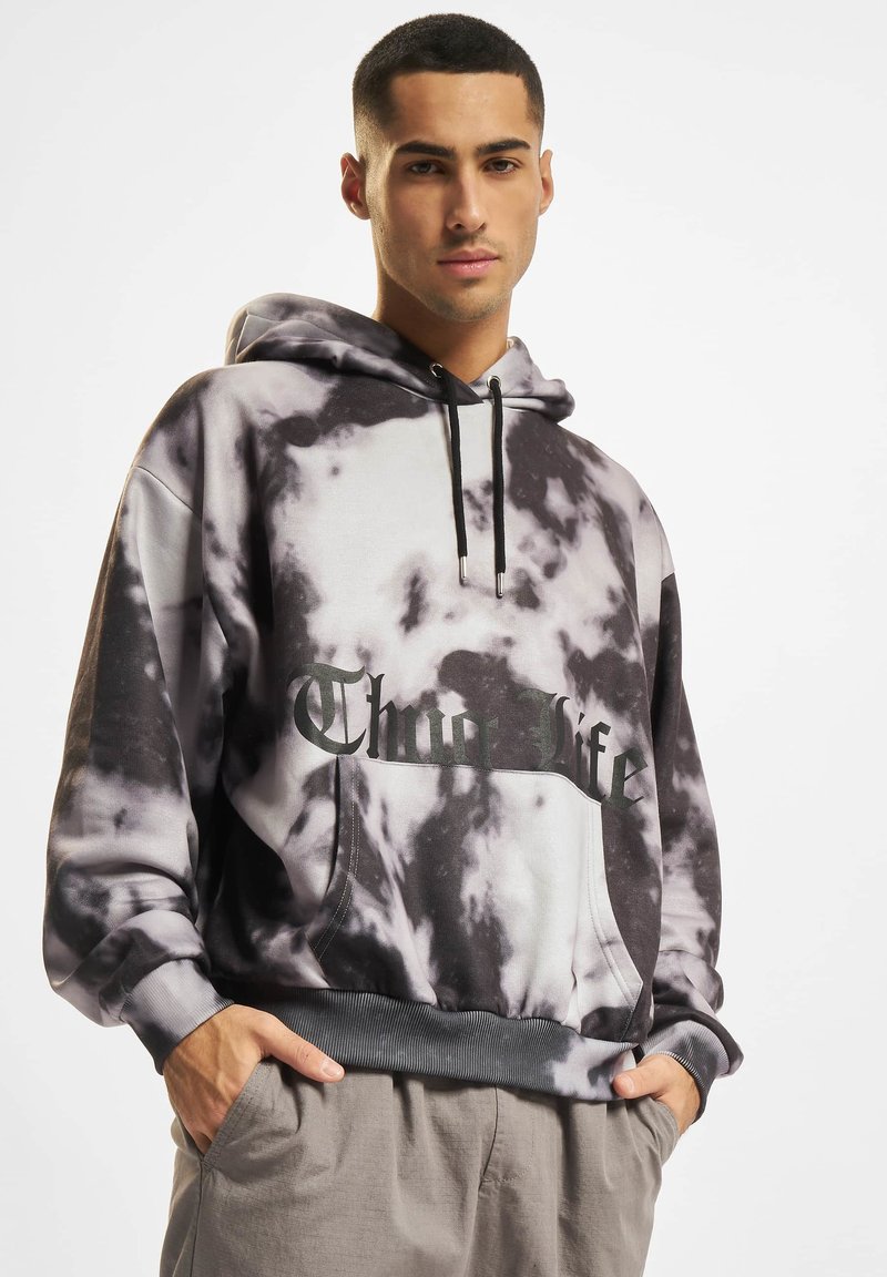 Hoodie v črno-sivem tie-dye vzorcu s sprednjim žepom, nastavljivo kapuco s vrvico in zelenim napisom "Thug Life".