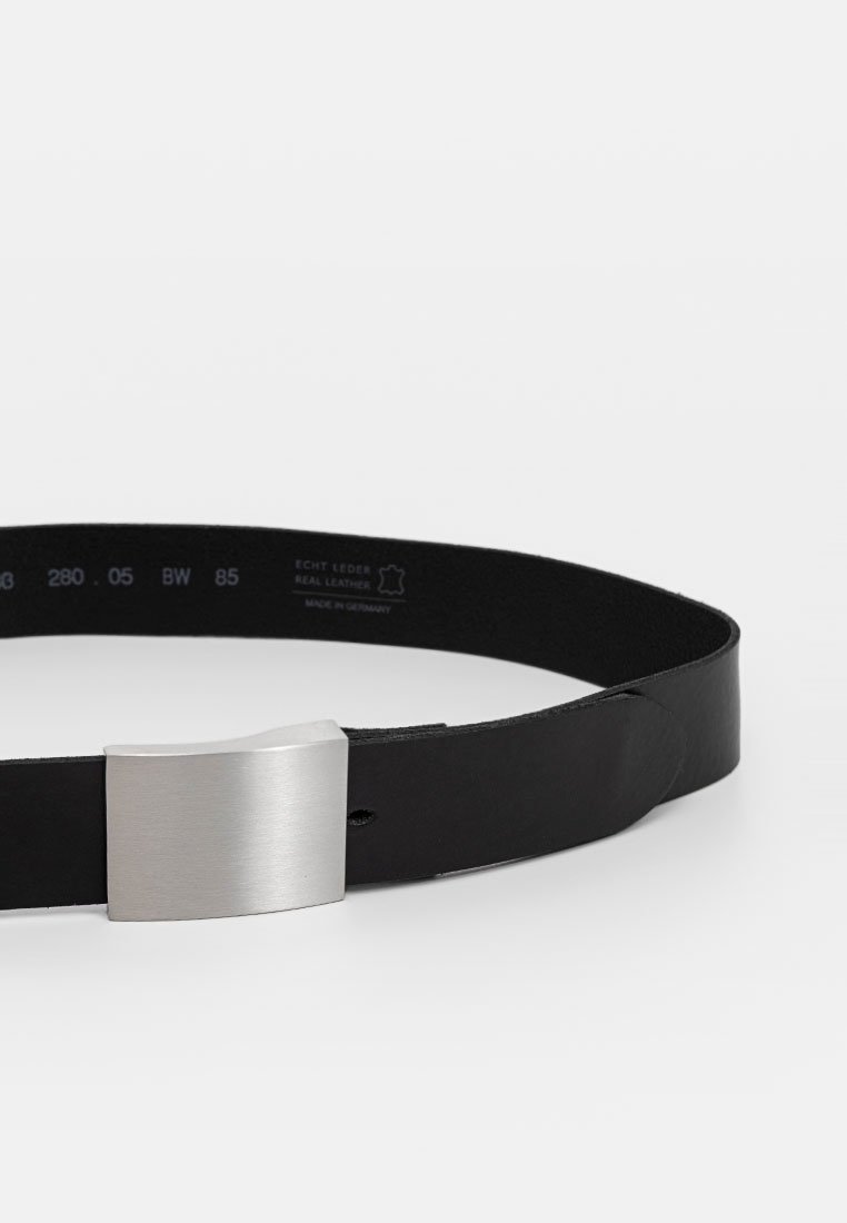 Schwarzer Leder-Gürtel mit einer silbernen Metallschnalle. Verfügt über eine glatte Textur und ein minimalistisches Design. Kennzeichnungen weisen auf echtes Leder hin.