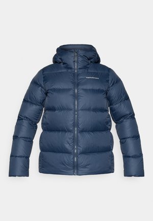 Marineblå pufferjakke med hætte, der har lynlåslukning foran og quiltet design for isolering. Letvægtsmateriale med glat tekstur.