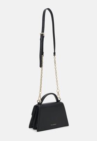 Schwarze Lederhandtasche mit strukturiertem Design, ausgestattet mit einem oberen Griff und einem abnehmbaren goldfarbenen Kettenriemen. Goldenes Logo-Detail auf der Vorderseite.