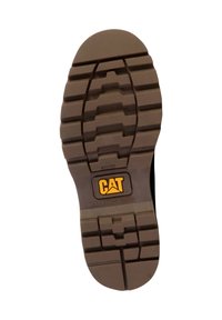 Suola di stivale in gomma marrone con motivi di battistrada profondi. Presenta un logo giallo CAT e il testo "WALKING MACHINES" impresso vicino al tallone.