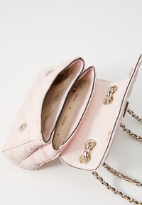 Gestepptes pinkes Handtasche mit zwei Fächern, goldfarbener Hardware und einer Kettenriemen. Innenausstattung mit einem gemusterten Stoff ausgekleidet.