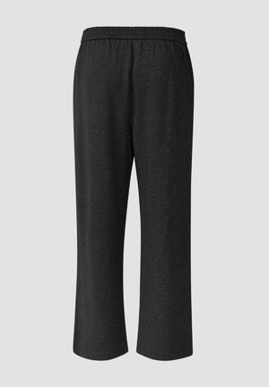 Czarne spodnie o długości do połowy łydki, wykonane z teksturowanej tkaniny, z elastycznym paskiem w talii i luźnym krojem. Bez dodatkowych ozdób.