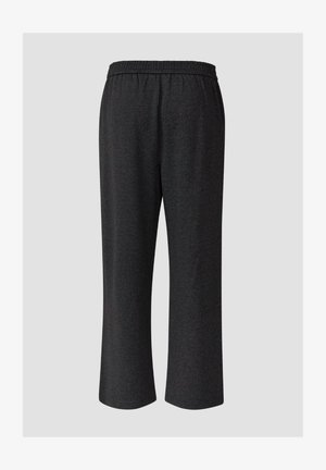 Czarne spodnie o długości do połowy łydki, wykonane z teksturowanej tkaniny, z elastycznym paskiem w talii i luźnym krojem. Bez dodatkowych ozdób.