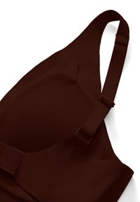 Soutien-gorge rembourré marron foncé avec bretelles réglables et fermeture avant à scratch sur fond blanc.