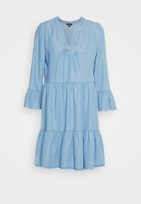 Světle modré džínové šaty s dlouhým rukávem, řaseným lemem a výstřihem do V, navržené pro volný a pohodlný střih.