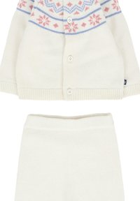 Witte gebreide cardigan en bijpassende rok. De cardigan heeft een fair isle patroon in roze en blauw op de schouders. Inclusief knopen en geribbelde zomen.