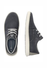 Mörkgrå avslappnade skor med en strukturerad överdel, ljusgrå detaljer, rund tå och vit gummisula. Har kontrasterande snören och logotyp.