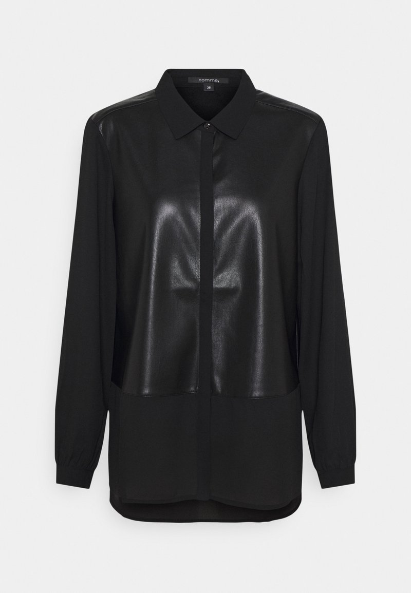 Blouse noire avec un panneau avant brillant semblable à du cuir et des manches en tissu mat. Dispose d'un col classique et d'une fermeture à boutons, manches longues.