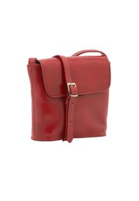 Borsa a tracolla rossa in pelle con una texture liscia, chiusura a pattina, tracolla regolabile e hardware minimale. Forma rettangolare compatta.