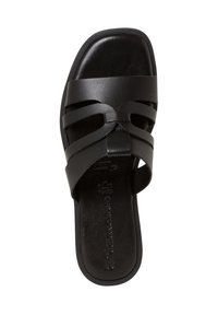 Sandale noire à talon plat avec trois larges bandes en cuir, une semelle plate et une semelle intérieure texturée. Surface lisse et design minimaliste.