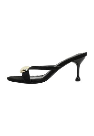 Mule en daim noir à bout ouvert avec des fines brides et un petit ornement circulaire doré à l'avant, avec un talon fin de hauteur moyenne.