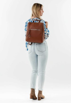 DEBBY - Tagesrucksack - cognac