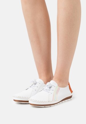Rieker, Chaussures à lacets - white