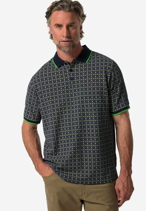 Marineblaues Polohemd mit geometrischem Muster, ausgestattet mit einem dunklen Kragen und grünen Akzenten. Kurze Ärmel, weiche Textur und klassischer Schnitt.