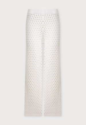 Hvite bukser med vide ben, stort åpent heklet mønster og elastisk midje, vist flatt på en nøytral bakgrunn.