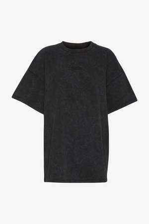 Juoda pernelyg didelė marškinė, pagaminta iš medvilnės ir sintetinių pluoštų mišinio. Turi plačias rankoves, grublėtą apykaklę ir subtilų iškilnius ženklus priekyje.