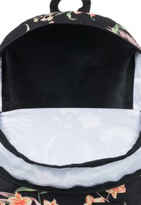 Zwarte stoffen rugzak met een bloemenpatroon aan de buitenkant en een lichtgekleurde, patroonbekleding aan de binnenkant. Heeft een ronde bovenkant en een ritssluiting.