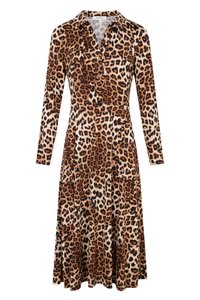Robe à imprimé léopard avec des manches longues, col à boutons, jupe fluide et taille cintrée. Fabriquée en tissu lisse avec une texture douce.