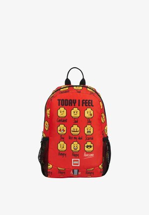 Červený LEGO batoh s deviatimi rôznymi žltými LEGO tvármi s emočnými výrazmi ako sebavedomý, smutný, hlúpy, plachý, vystrašený, hladný, šťastný a úžasný.