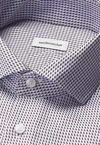 Camicia button-up bianca e azzurro chiaro con un motivo a rombi. Presenta un colletto strutturato e l'etichetta "seidensticker".