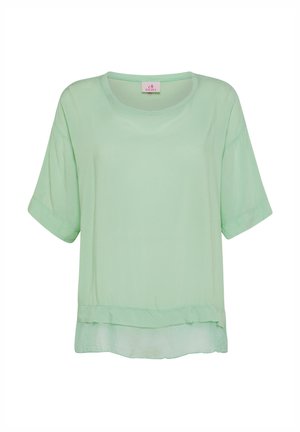 Lysegrøn kortærmet bluse med rund halsudskæring og lagdelt kant, vist på hvid baggrund.